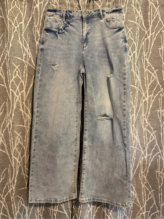 Denim - NWOT Light Wash Distressed Women’s Jeans size 14